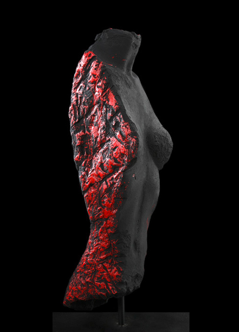 Jutta Hass, Sangre I schamottierte Tonmasse, 17 x 17 x 59 cm
